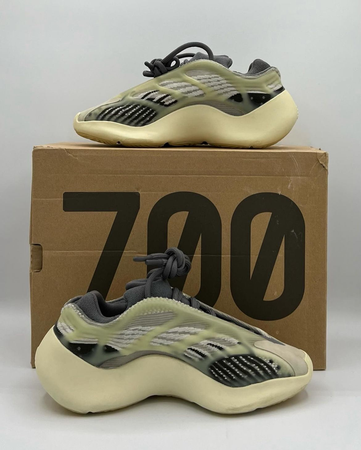 Adidas Yeezy Boost 700 V3 Fade Salt Size 4 Pre-Owned