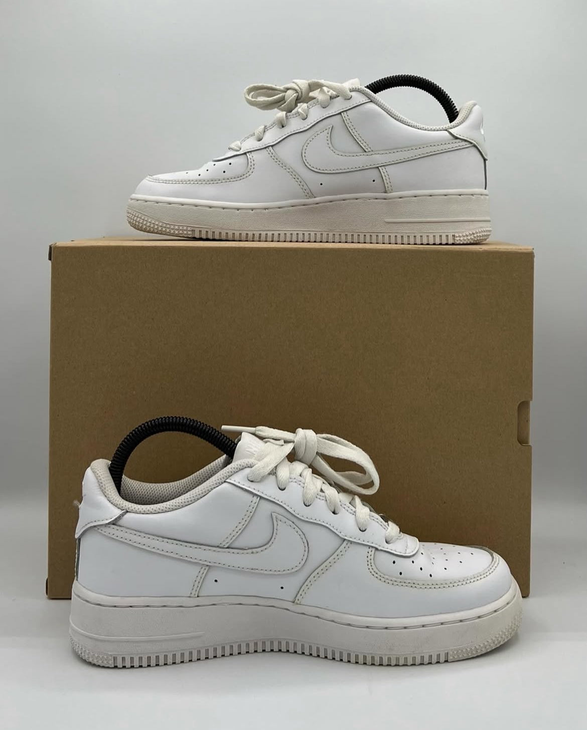 Nike Air Force 1 LE GS Triple White Size 6.5Y Pre-Owned