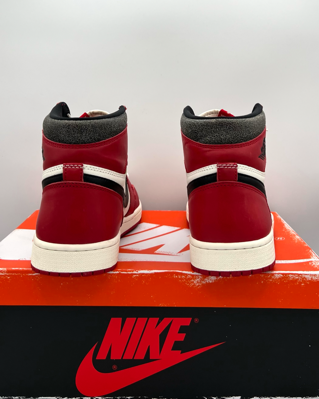 Air Jordan 1 Retro High OG Chicago Lost & Found Size 9.5 Pre-Owned